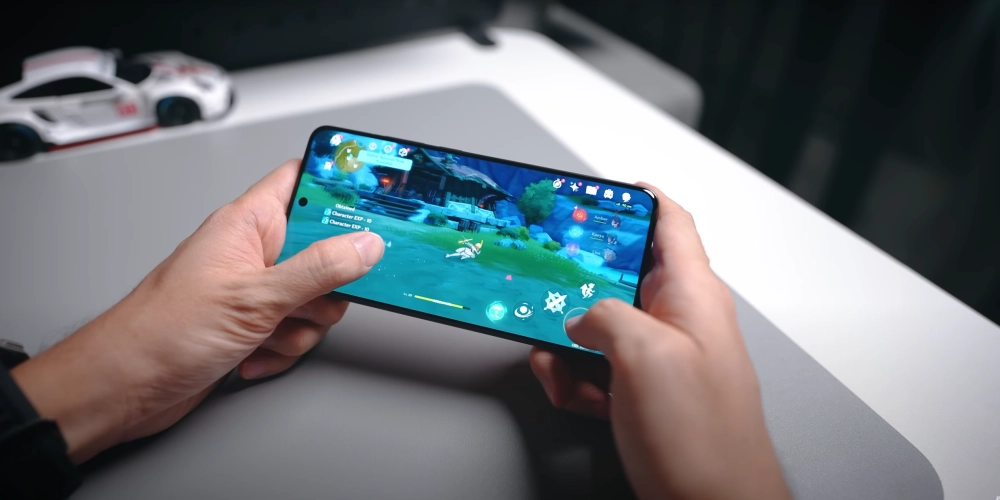 Màn hình AMOLED 144Hz chơi game mượt mà như lụa.